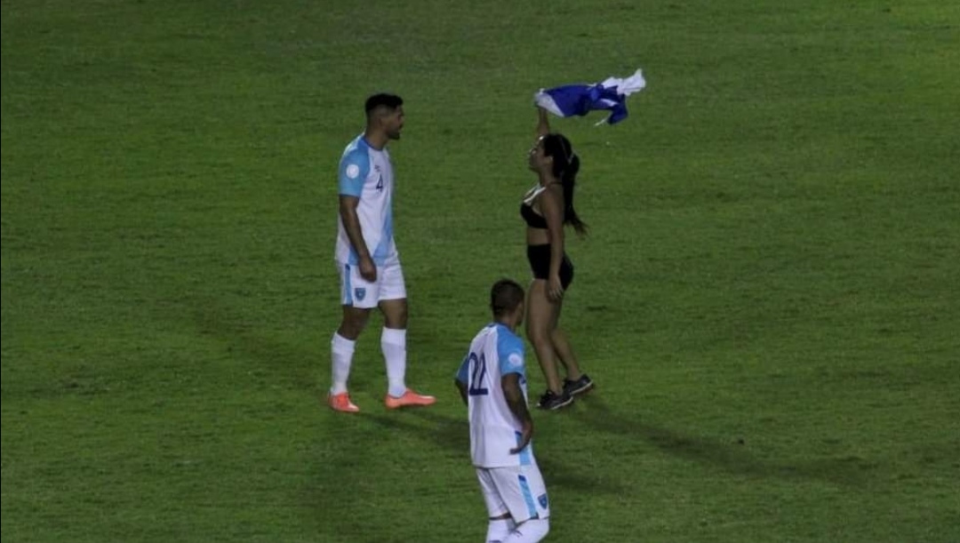 ORDEN DE CAPTURA para “Esme la Chapina” por irrumpir en partido de FIFA