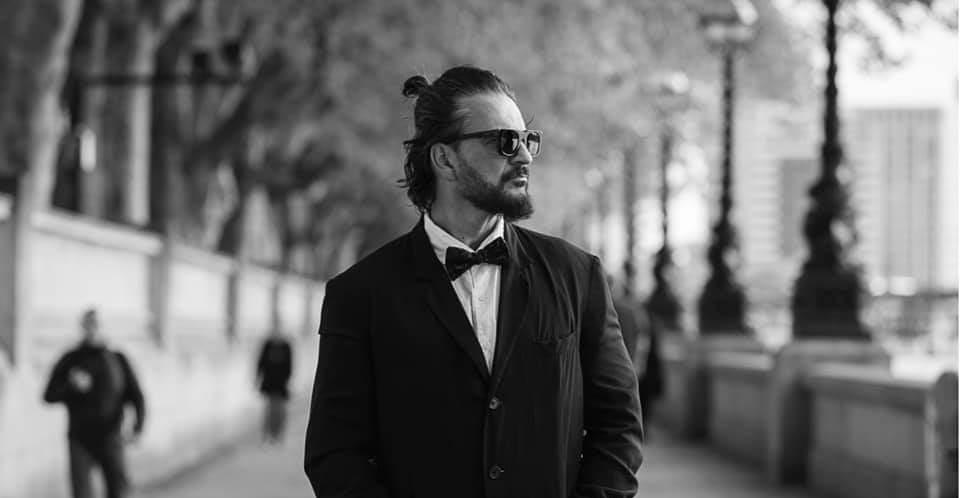 Turistas le piden Ricardo Arjona que les tome una fotografía y no lo reconocen