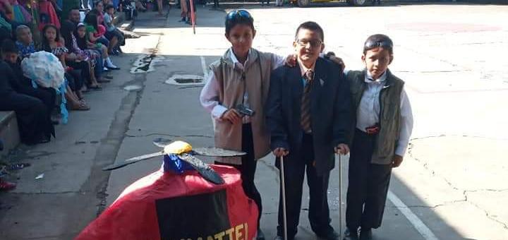 Niño se disfraza del presidente Giammattei en un desfile