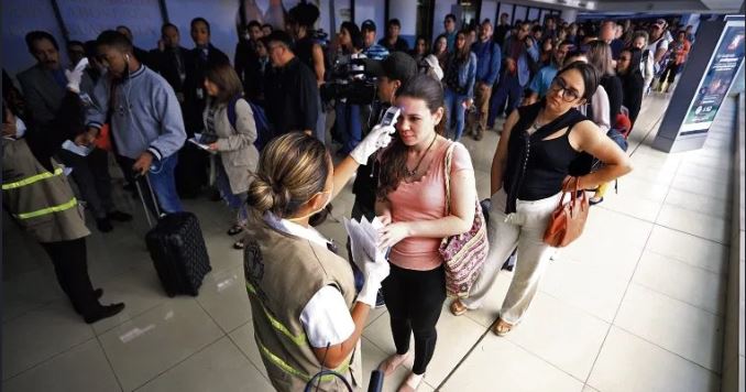 109 personas más venían en el vuelo con los infectados por coronavirus