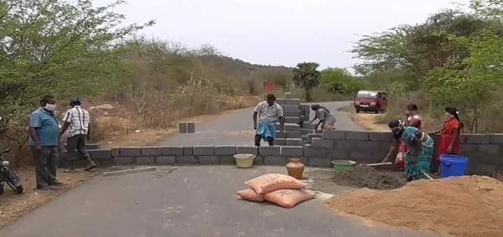 Construyen muro en medio de la carretera para protegerse del Coronavirus