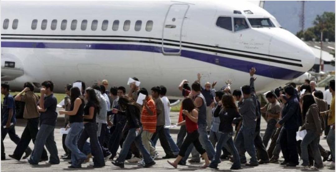 Llego avión a Guatemala con más de 70 migrantes de Estados Unidos
