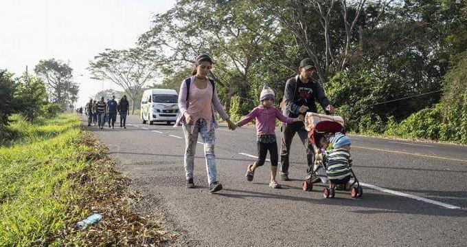 Migrantes hondureños incluso cruzan la frontera de Guatemala con sus hijos