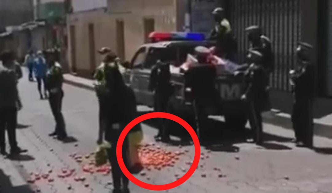 POLICÍAS MUNICIPALES DECOMISAN PRODUCTO A COMERCIANTE