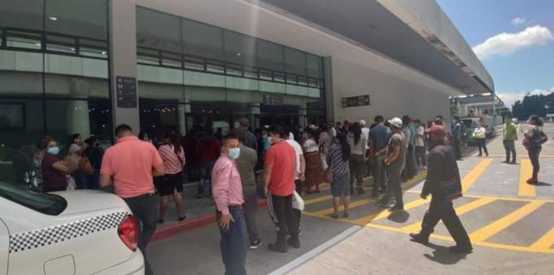 Detectan personas contagiadas en Aeropuerto la Aurora, esto podría ser peligroso