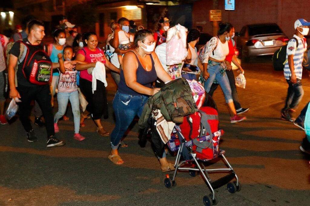 VIDEO: Mas de 900 migrantes hondureños están cruzando la frontera con Guatemala