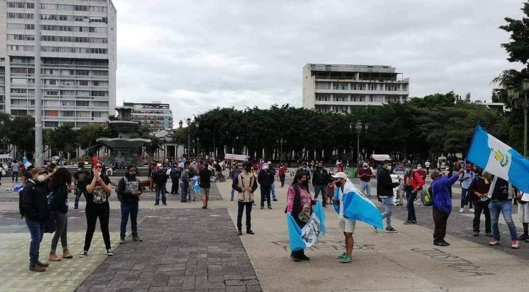 Mas de 100 personas ya están reunidas frente al Palacio Nacional