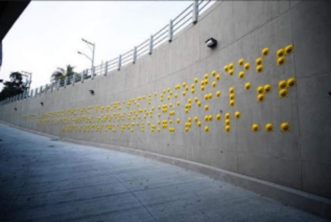 Colocan mensaje de braille para los ciegos para que lo vean cuando pasen manejando