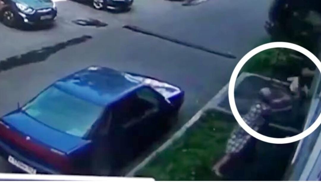 Mujer atrapa justo a tiempo a un bebé que cayó desde un segundo piso