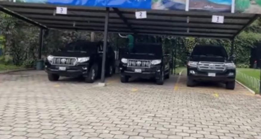 Ministro de Comunicaciones anda en 3 camionetas con alto blindaje