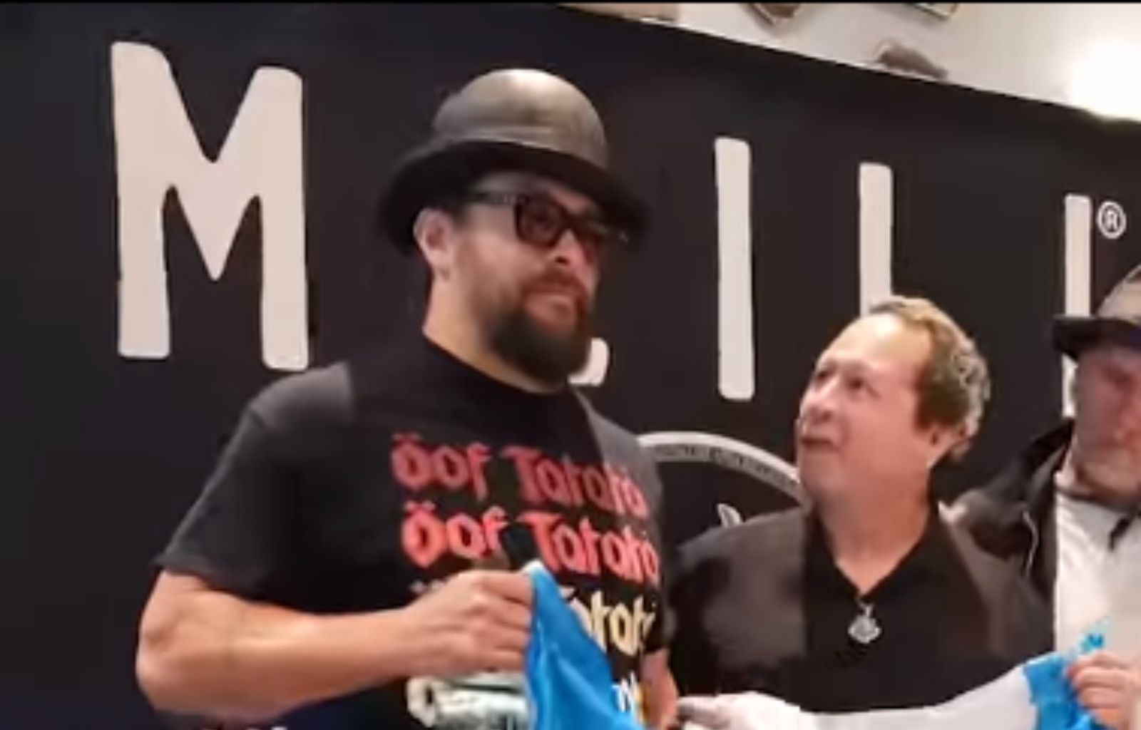 Lo que hizo Jason Momoa cuando le dieron la Bandera y Camisola de la selección Guatemalteca