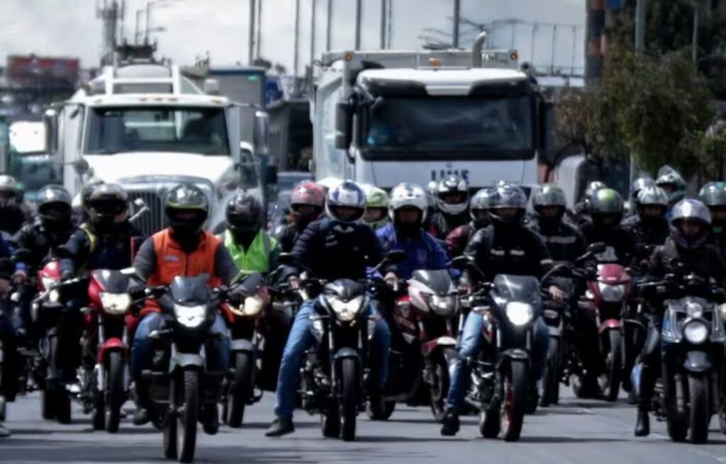 ¿Cumplen los motociclistas con el carril exclusivo