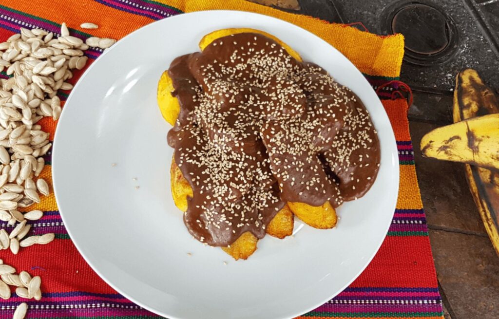 ¿Cómo Preparar Plátanos en Mole Guatemalteco