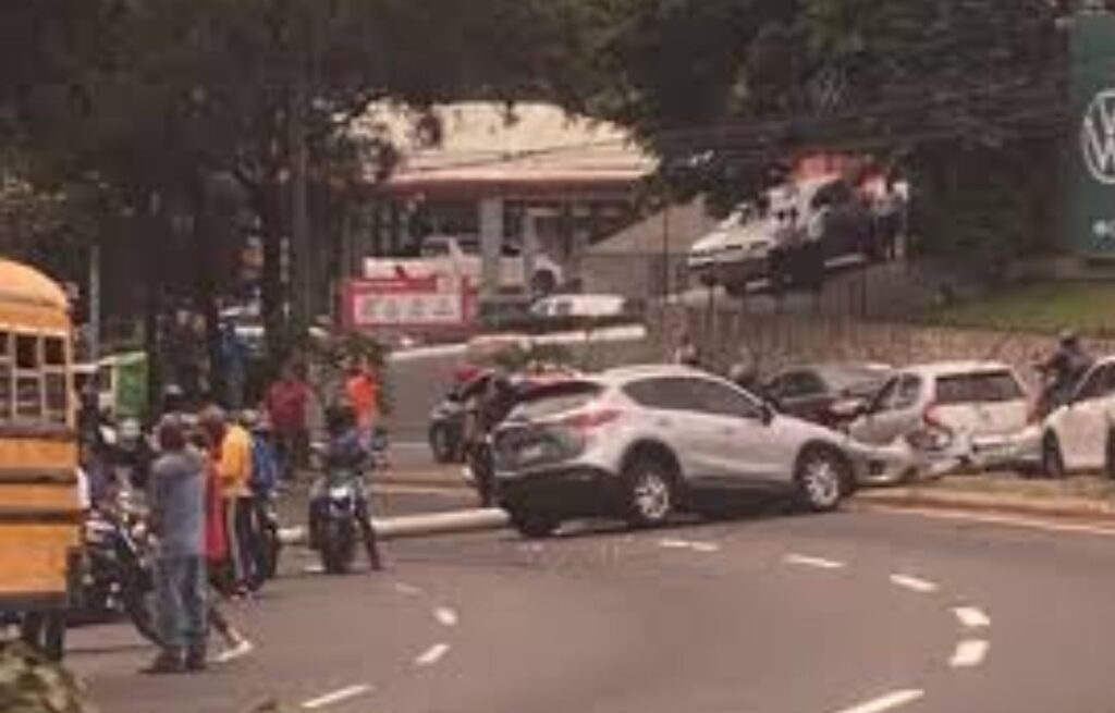 Accidente en la Ruta Interamericana Vehículos Colisionan y Derriban Poste