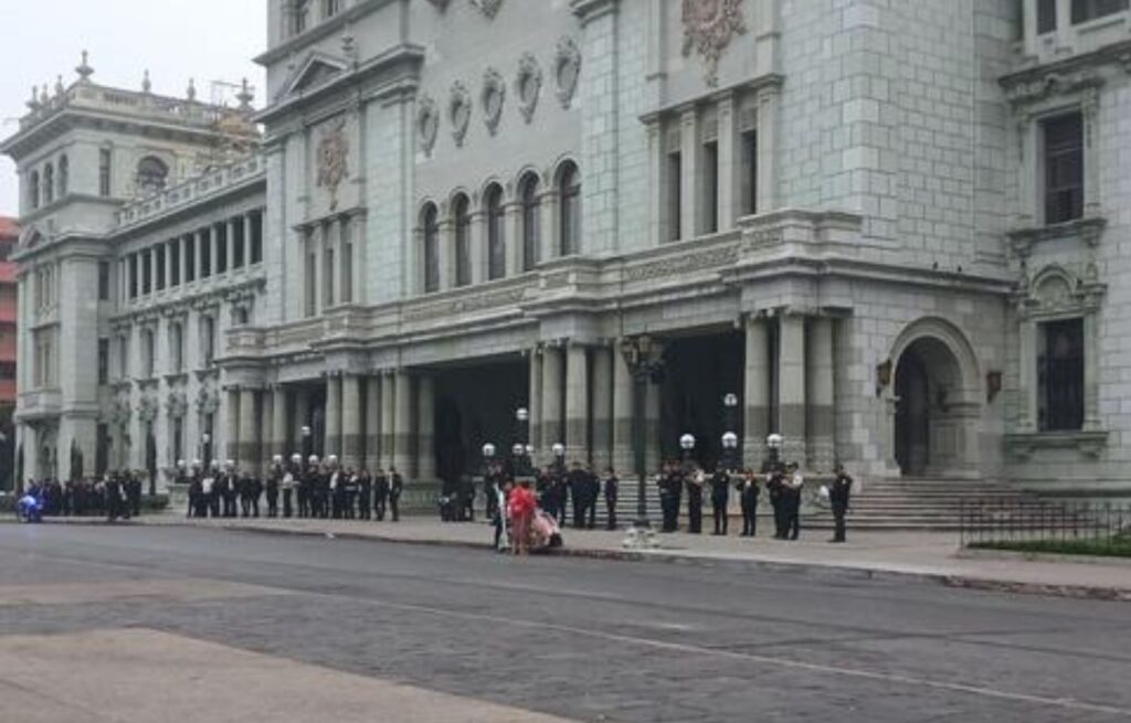 Caravana de autobuses rumbo al Palacio Nacional