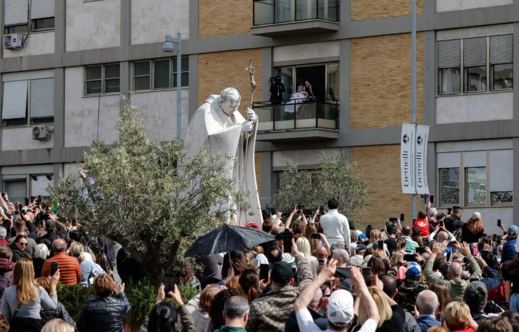 El Papa Francisco recibe el alta y regresa al Vaticano tras superar neumonía bilateral