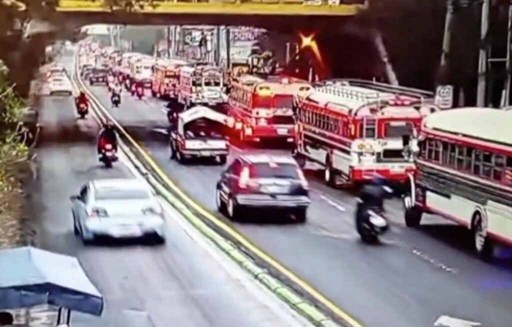 Inicia la caravana de transporte extraurbano con destino al Palacio Nacional