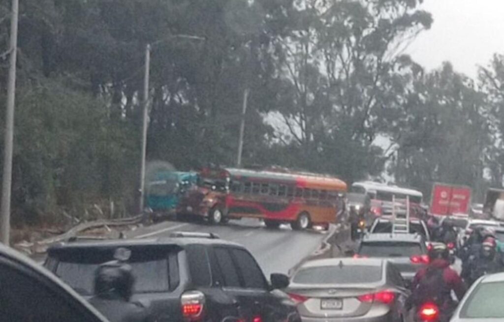 Largas filas de vehículos por el bloqueo en la vía