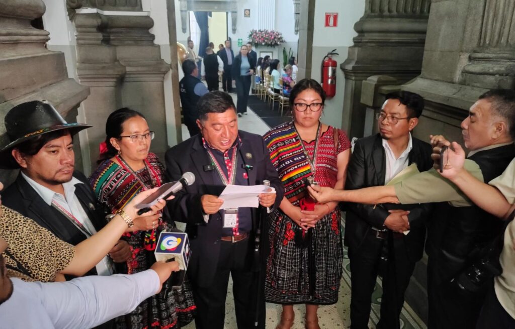 Los 48 Cantones de Totonicapán se movilizan a la capital para exigir reducción de sueldos a diputados