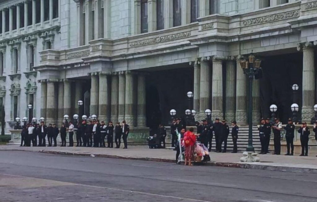 PNC rodea Palacio Nacional en segundo día de protestas por seguro obligatorio