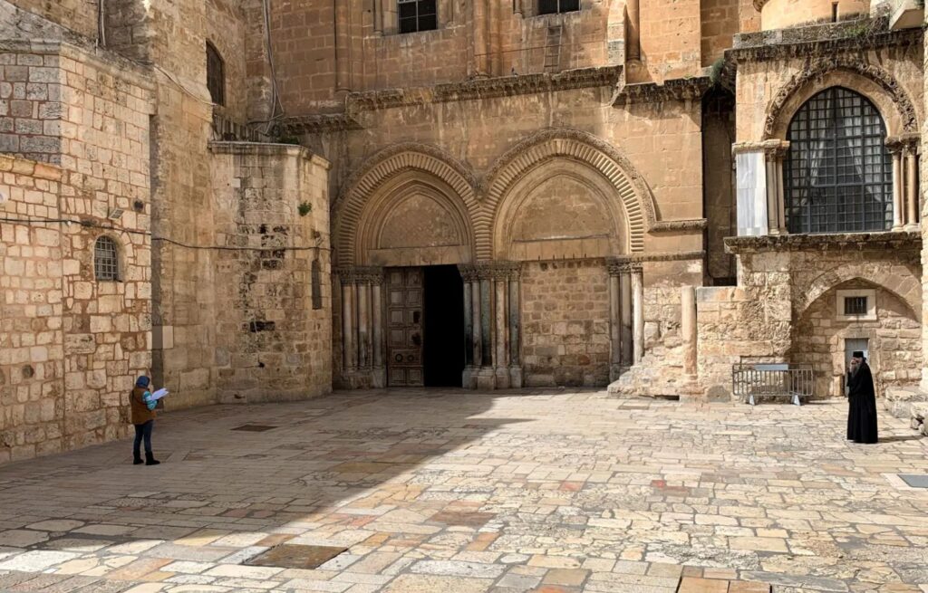 Descubrimiento arqueológico bajo la Iglesia del Santo Sepulcro respalda relato bíblico de la crucifixión de Jesús