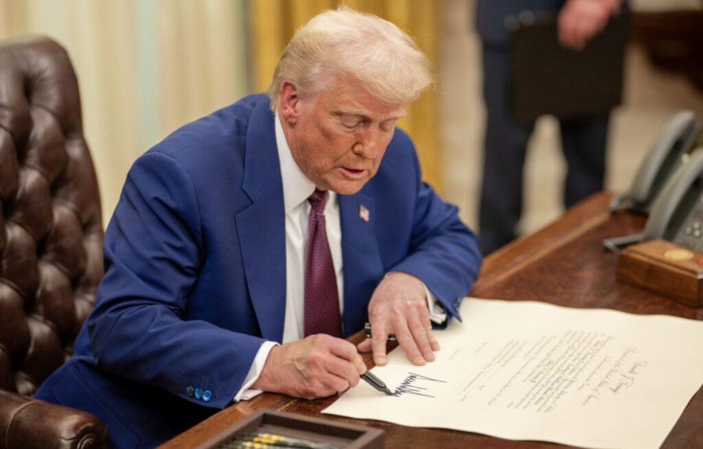 La Corte Suprema de EE. UU. evaluará la orden de Trump PARA ELIMINAR ciudadanía por nacimiento de padres Guatemaltecos y otros Países