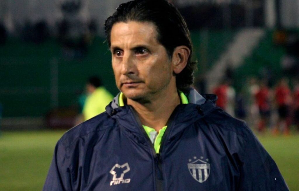 Ronald González estaría cerca de dejar Comunicaciones el ex Municipal que suena como reemplazo