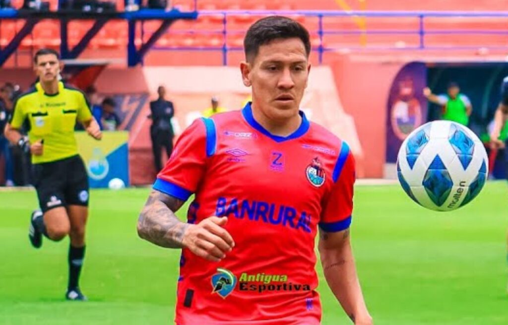 Xelajú MC Refuerza su Plantilla con Carlos Mejía y Apunta a Esteban García 