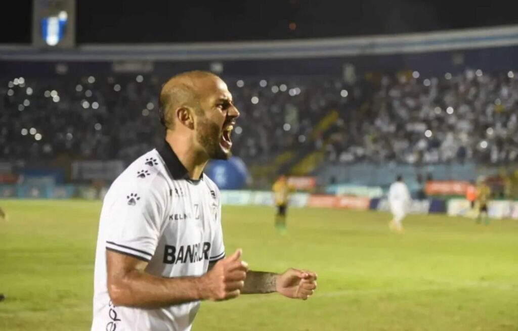 José Manuel Contreras renueva con Comunicaciones FC y seguirá como líder crema una temporada más