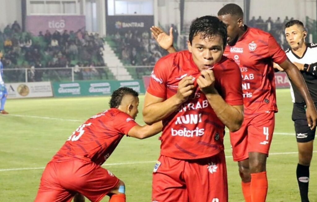 Kevin Ramírez juventud, talento y proyección para el medio campo crema