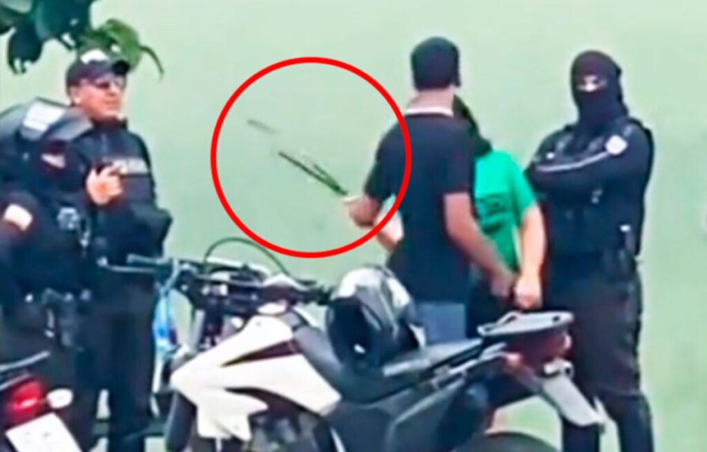 Madre corrige a su hijo con cinturón frente a policías y se vuelve viral las redes arden con opiniones divididas