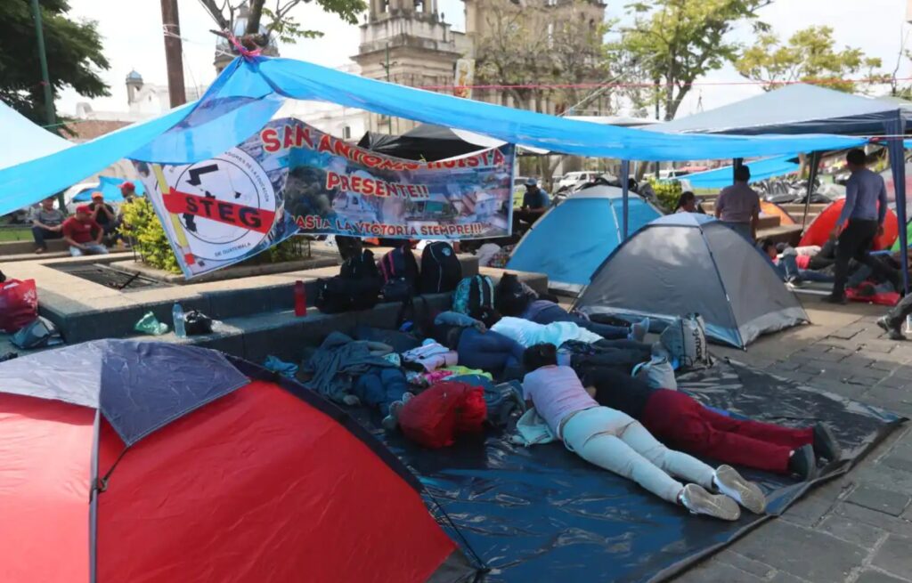 Maestros del STEG acampan en la Plaza de la Constitución una protesta indefinida por demandas laborales