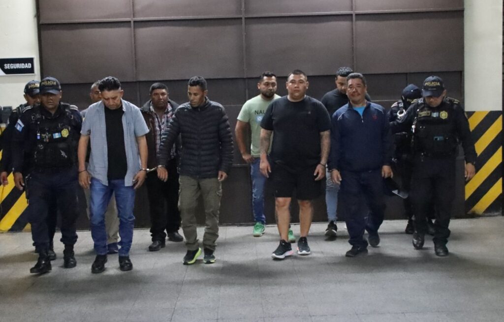 Ocho presuntos prestamistas ilegales son capturados tras incendiar una motocicleta en Amatitlán