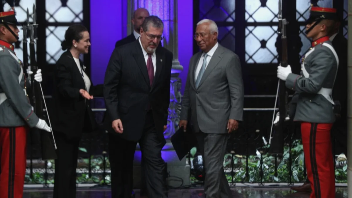 Bernardo Arévalo y António Costa durante la entrega del informe de la UE en Guatemala