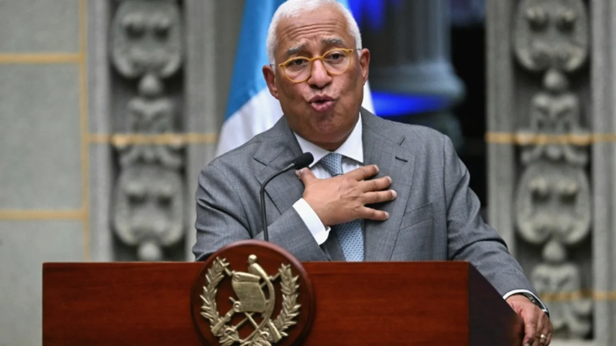 António Costa y Bernardo Arévalo durante reunión en el Palacio Nacional de Guatemala