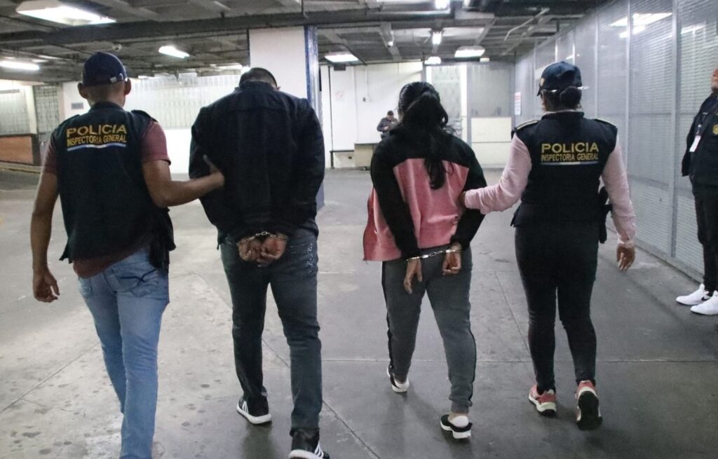 Cuatro agentes de la PNC capturados por extorsión a ciudadanos en la capital