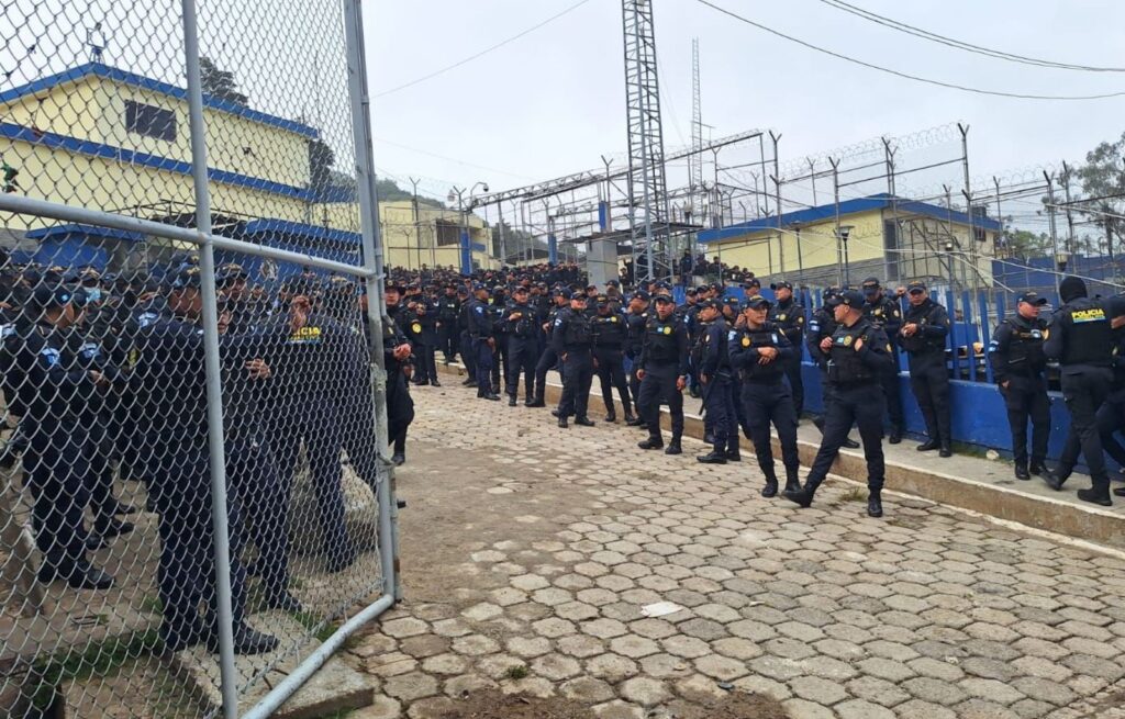 Enfrentamiento en la cárcel de zona 18 la PNC retoma el control del sector 11 tras operativo masivo