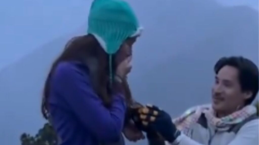 Pareja se Compromete en el Volcán Acatenango Mientras el Volcán de Fuego Hace Erupción