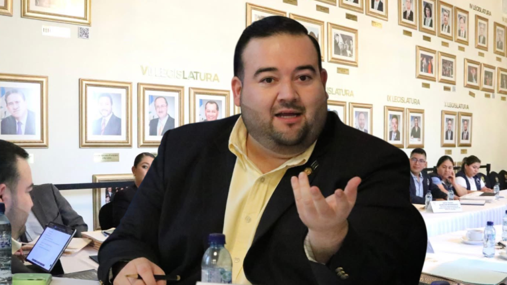 Autoridades analizan situación del proyecto comunitario