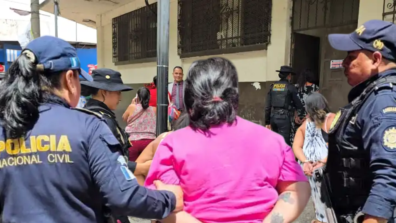 Capturan a mujer que intentaba ingresar celulares, router y panel solar a cárcel en Escuintla