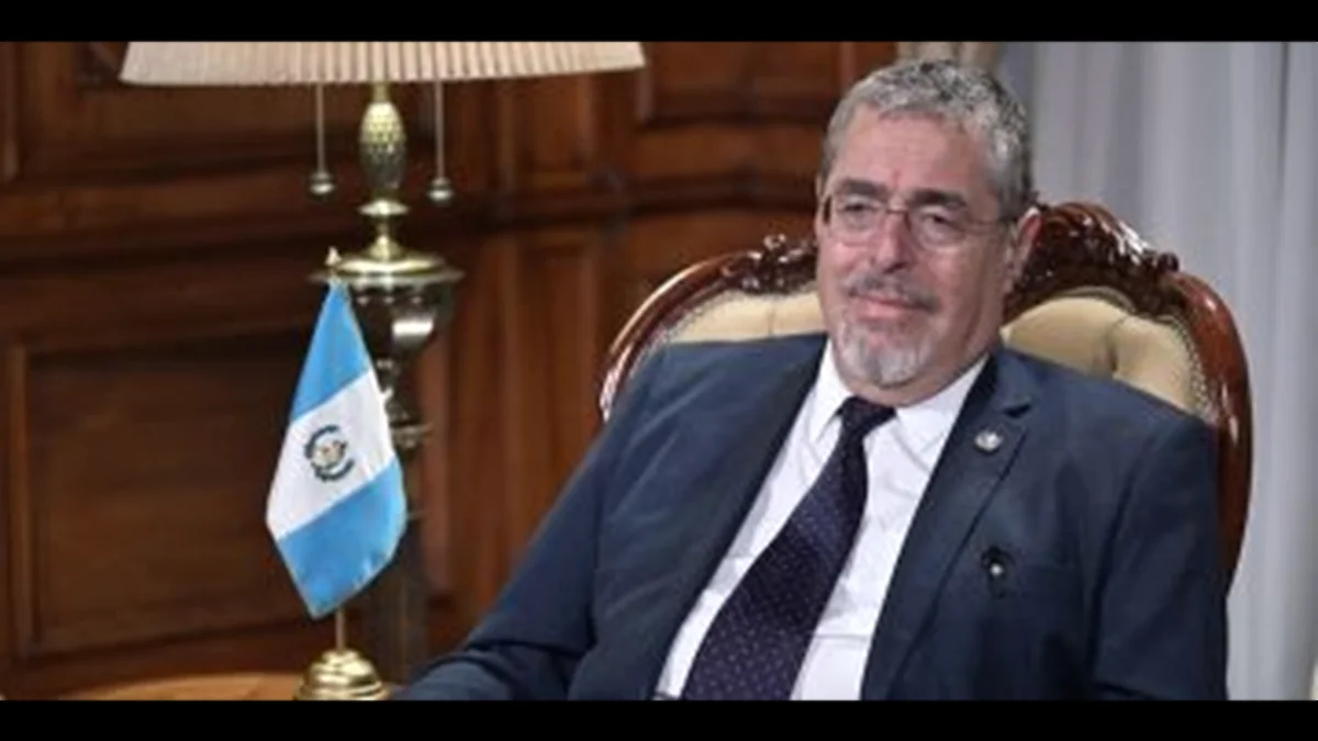 Presidente Bernardo Arévalo durante entrevista con CNN sobre independencia judicial