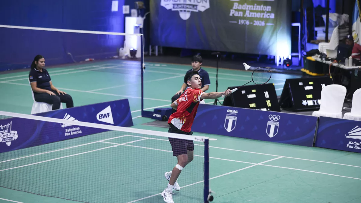Jugador de bádminton en acción durante el XII Guatemala International Junior 2026 en el Coliseo Deportivo