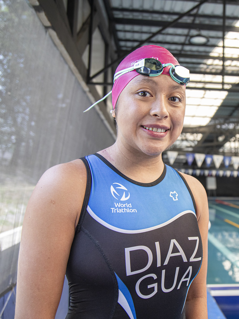 Bivian Diaz posa con indumentaria de triatlon durante una galeria oficial de CDAG