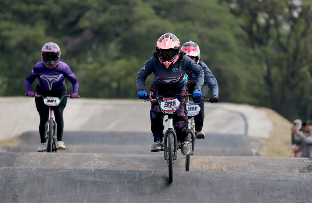 Corredores de BMX durante una salida en la tercera fecha nacional 2026