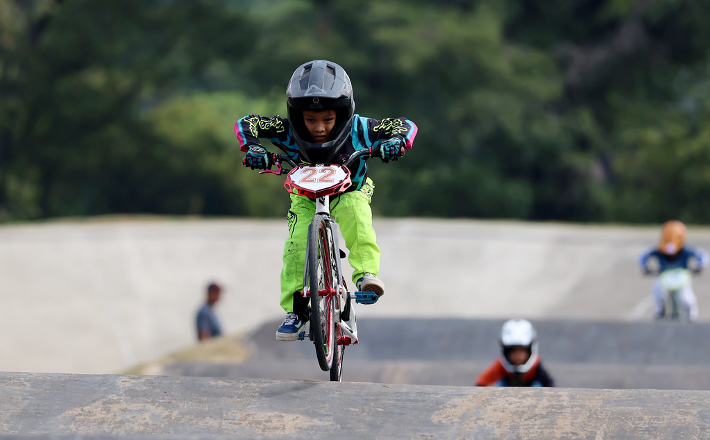 Competidores de BMX en una de las pruebas oficiales del calendario guatemalteco 2026