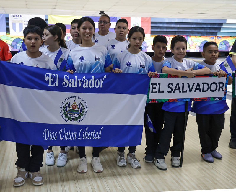 Participantes del torneo juvenil de boliche durante una jornada en Guatemala