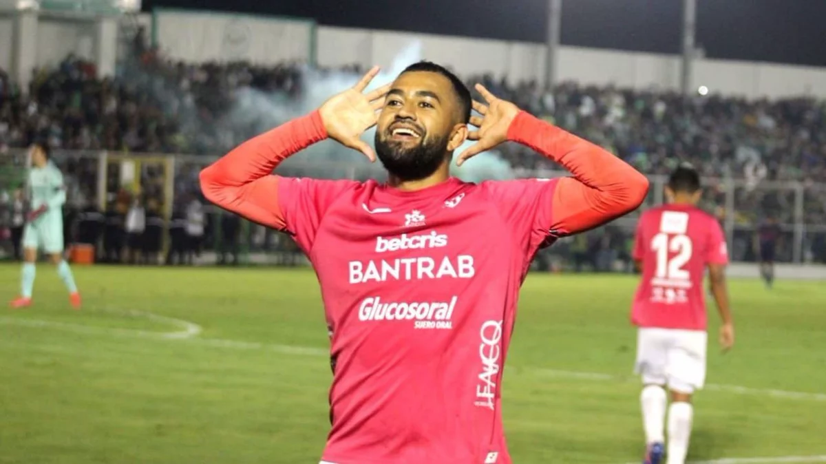Comunicaciones ficha a Dewinder Bradley: el delantero bicampeón de Antigua GFC vuelve a los Cremas