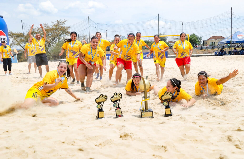 Celebración de Champions CFS después de ganar el Torneo Femenino 2026 de fútbol playa