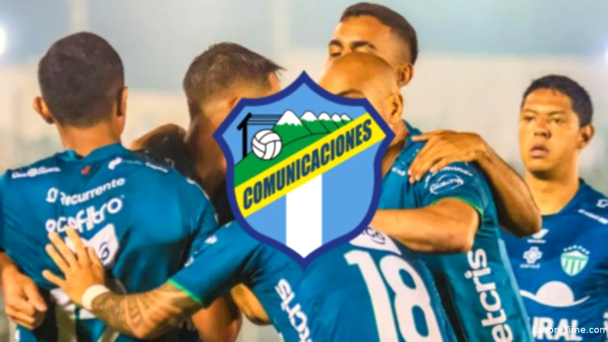 Diego Santis posa con la camisola de Comunicaciones tras firmar como refuerzo para el Apertura 2026