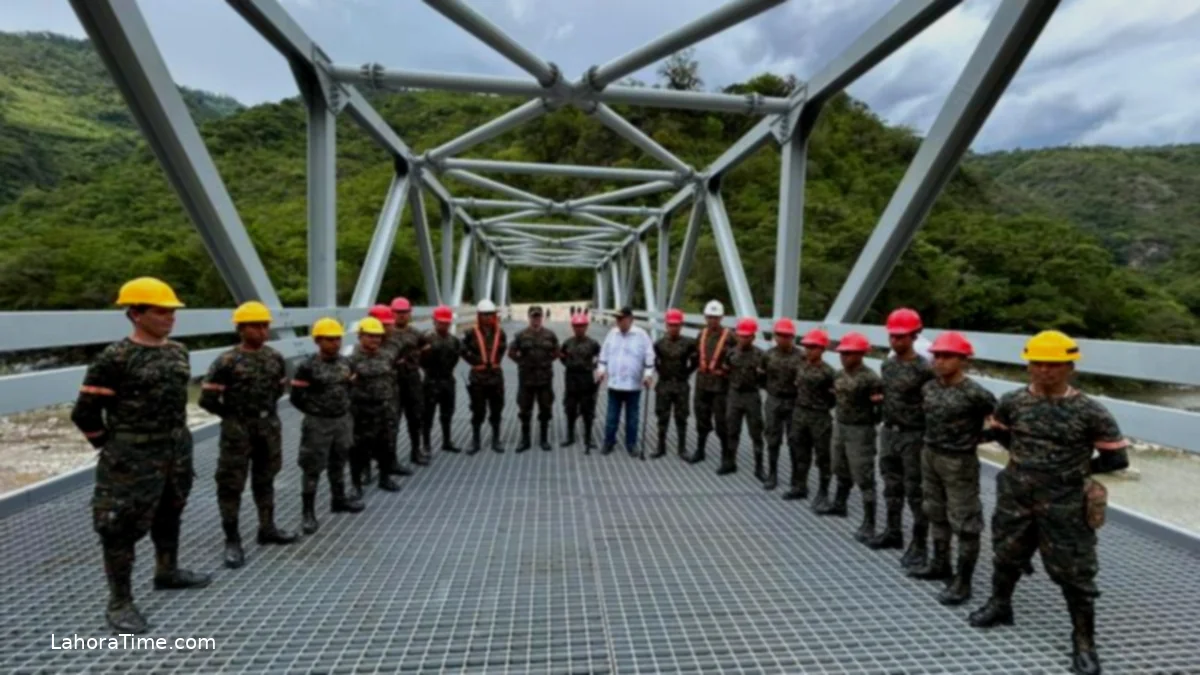Ingenieros del Cuerpo de Ingenieros del Ejército de EE.UU. en proyecto de infraestructura vial